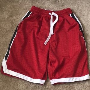 Shorts athletic/color red and white.